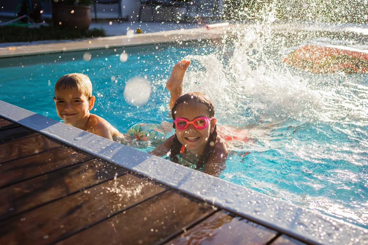 El greu error que cometem amb els nadons a la piscina, segons una pediatra
