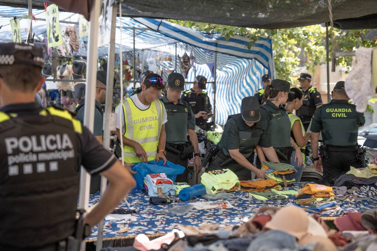 Gran desplegament policial al Mercadal de Martí l'Humà en una nova batuda contra la roba falsa