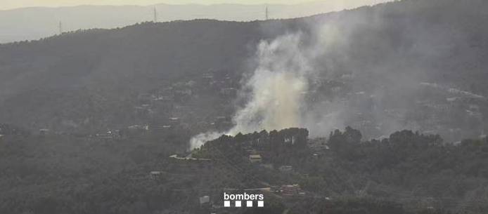 Un incendi de vegetació forestal a Canyelles obliga a confinar el municipi