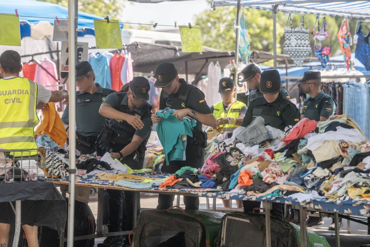FOTOS | Operatiu policial al Mercadal contra la roba falsificada