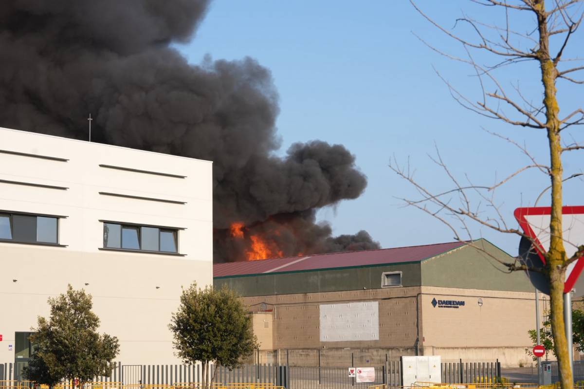 Aparatós incendi en una fàbrica de palets de Sabadell