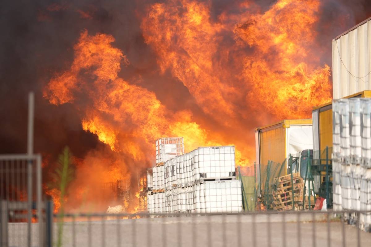 Aparatós incendi en una fàbrica de palets de Sabadell