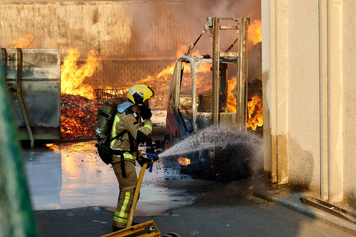 L'incendi de Can Roqueta ha generat un foc virulent a l'exterior de la fàbrica - Juanma Peláez