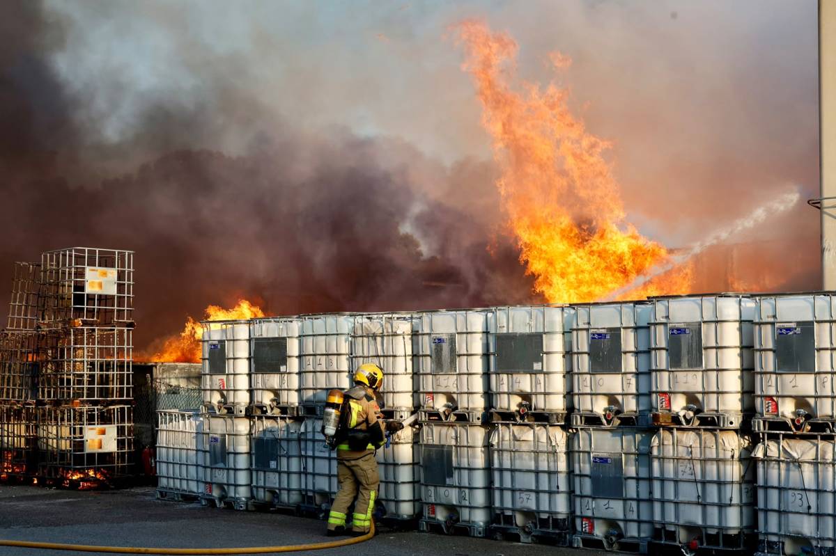 L`incendi de Can Roqueta ha generat un foc virulent a l`exterior de la fàbrica - Juanma Peláez L`incendi de Can Roqueta ha generat un foc virulent a l`exterior de la fàbrica