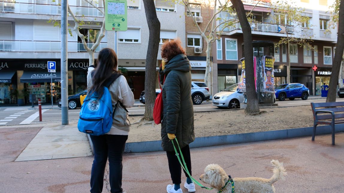 Barcelona repartirà bosses per recollir excrements i ampolles per netejar orins a propietaris de gossos