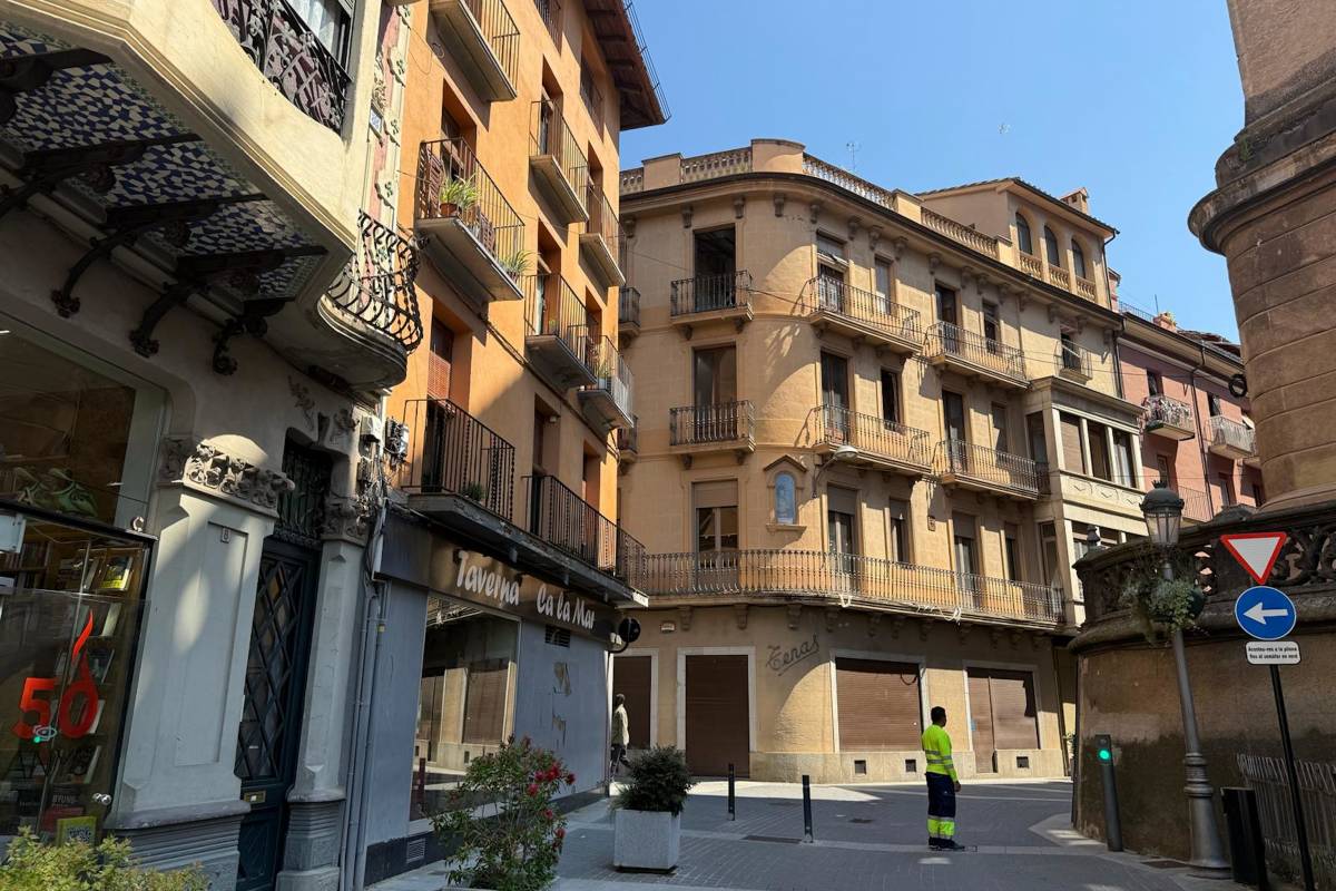 Olot vol evitar la proliferació de supermercats 24 hores i botigues de manicura