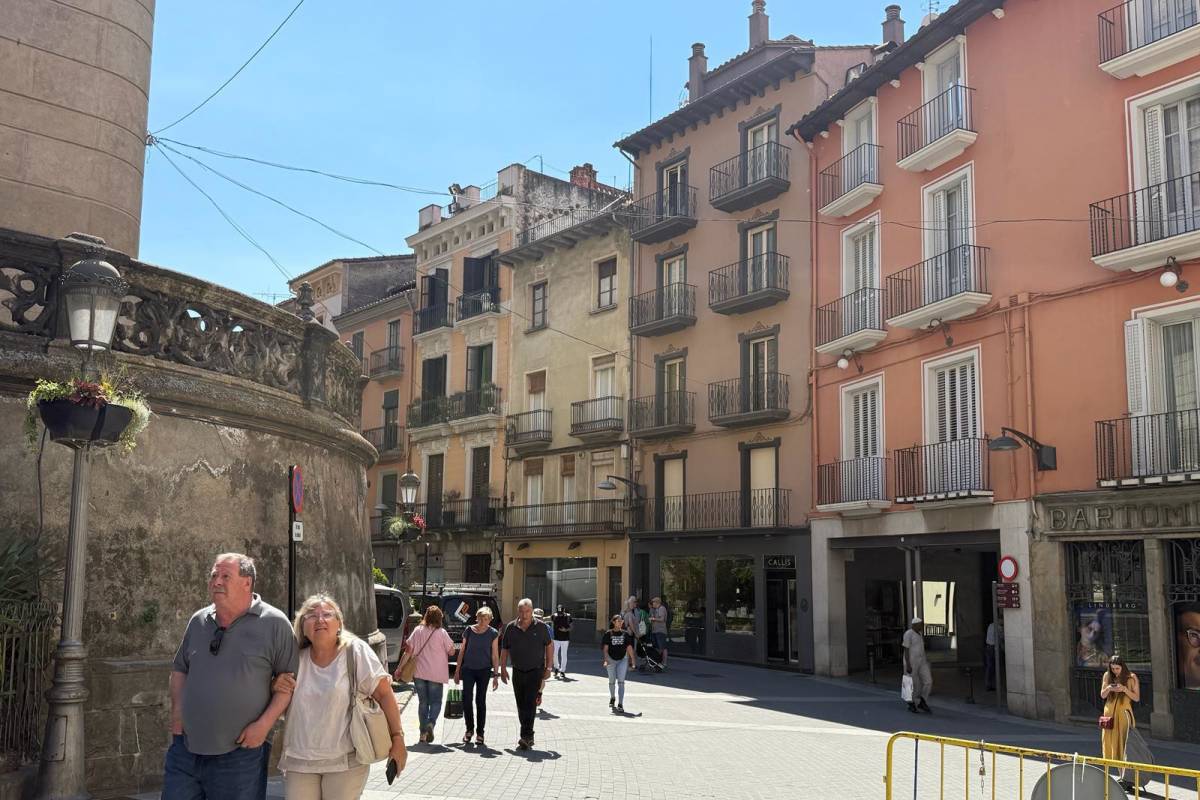 Olot vol evitar la proliferació de supermercats 24 hores i botigues de manicura