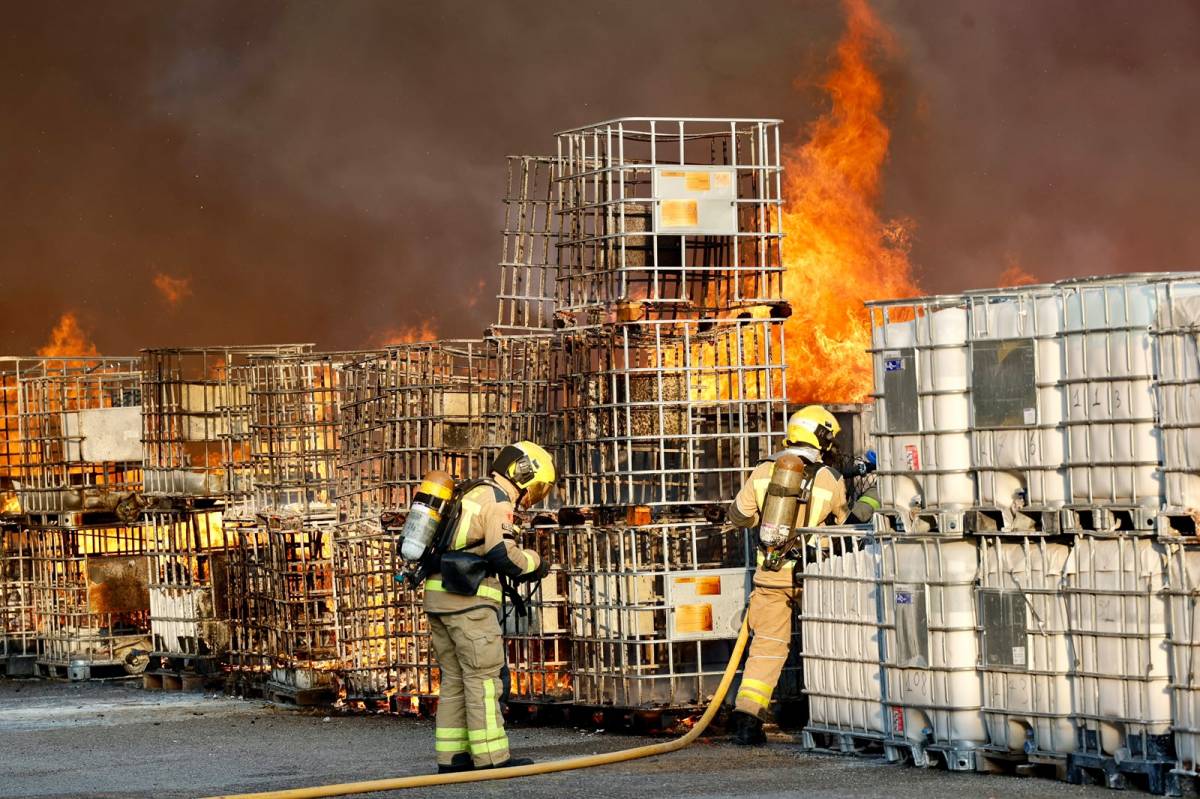 FOTOS | Així es va viure des de dins l'actuació dels Bombers en l'incendi de Can Roqueta