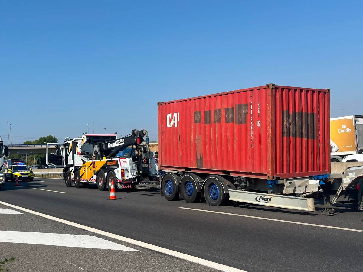 Cues quilomètriques a l'AP-7 per l'accident d'un camió a Sant Sadurní d'Anoia