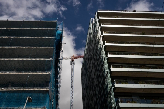 Els constructors constaten que l'edificació creix, però no prou