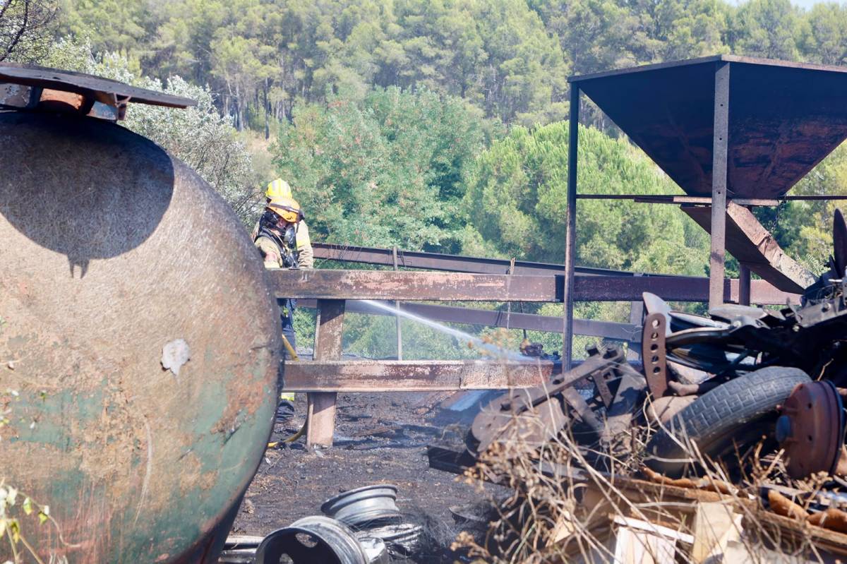 Incendi forestal al Raval d`Amàlia de Sabadell - Juanma Peláez Incendi forestal al Raval d`Amàlia de Sabadell