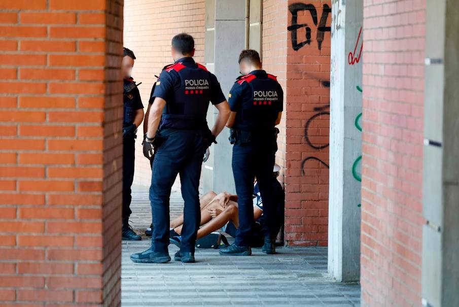 Els Mossos detenen dues persones a tocar de la plaça d`Espanya de Sabadell - Juanma Pelaéz Els Mossos detenen dues persones a tocar de la plaça d`Espanya de Sabadell