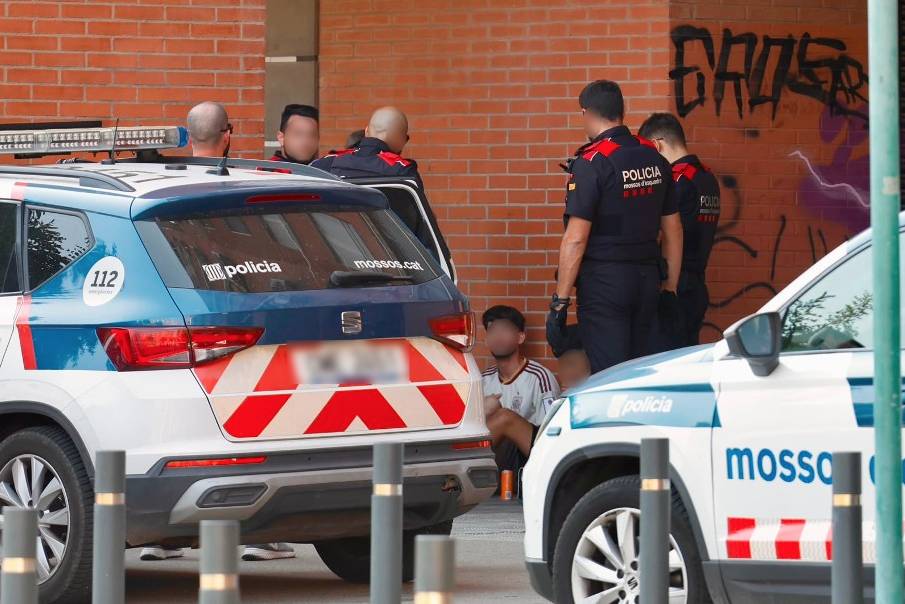 Dos arrestats per una ordre de detenció pendent en un control rutinari a la plaça d'Espanya