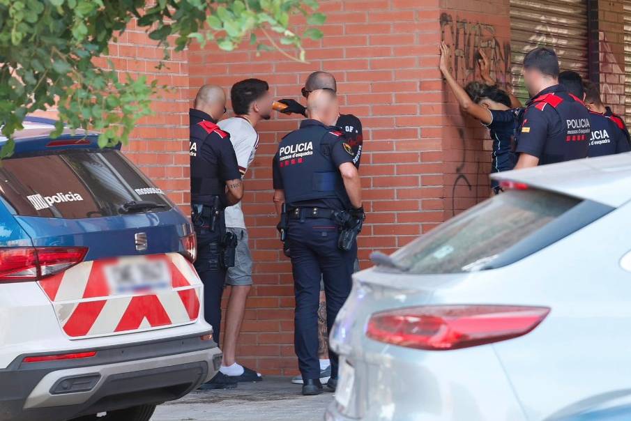 Els Mossos detenen dues persones a tocar de la plaça d`Espanya de Sabadell - Juanma Pelaéz Els Mossos detenen dues persones a tocar de la plaça d`Espanya de Sabadell