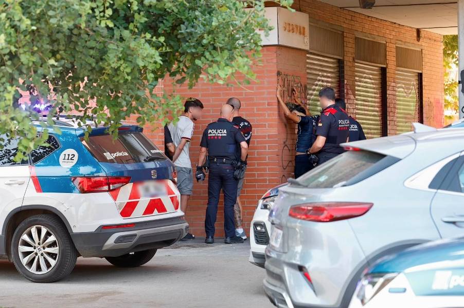 Els Mossos detenen dues persones a tocar de la plaça d`Espanya de Sabadell - Juanma Pelaéz Els Mossos detenen dues persones a tocar de la plaça d`Espanya de Sabadell