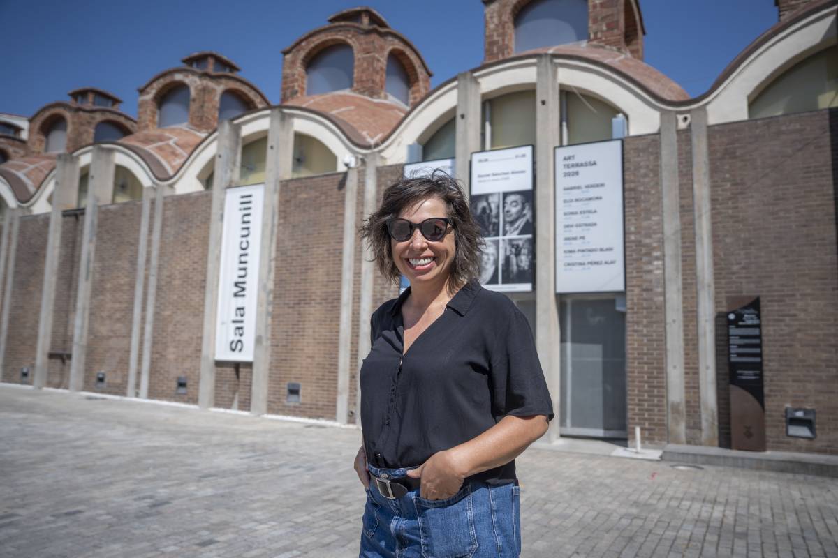 L`artista, a les portes de la Sala Muncunill - Nebridi Aróztegui L`artista, a les portes de la Sala Muncunill