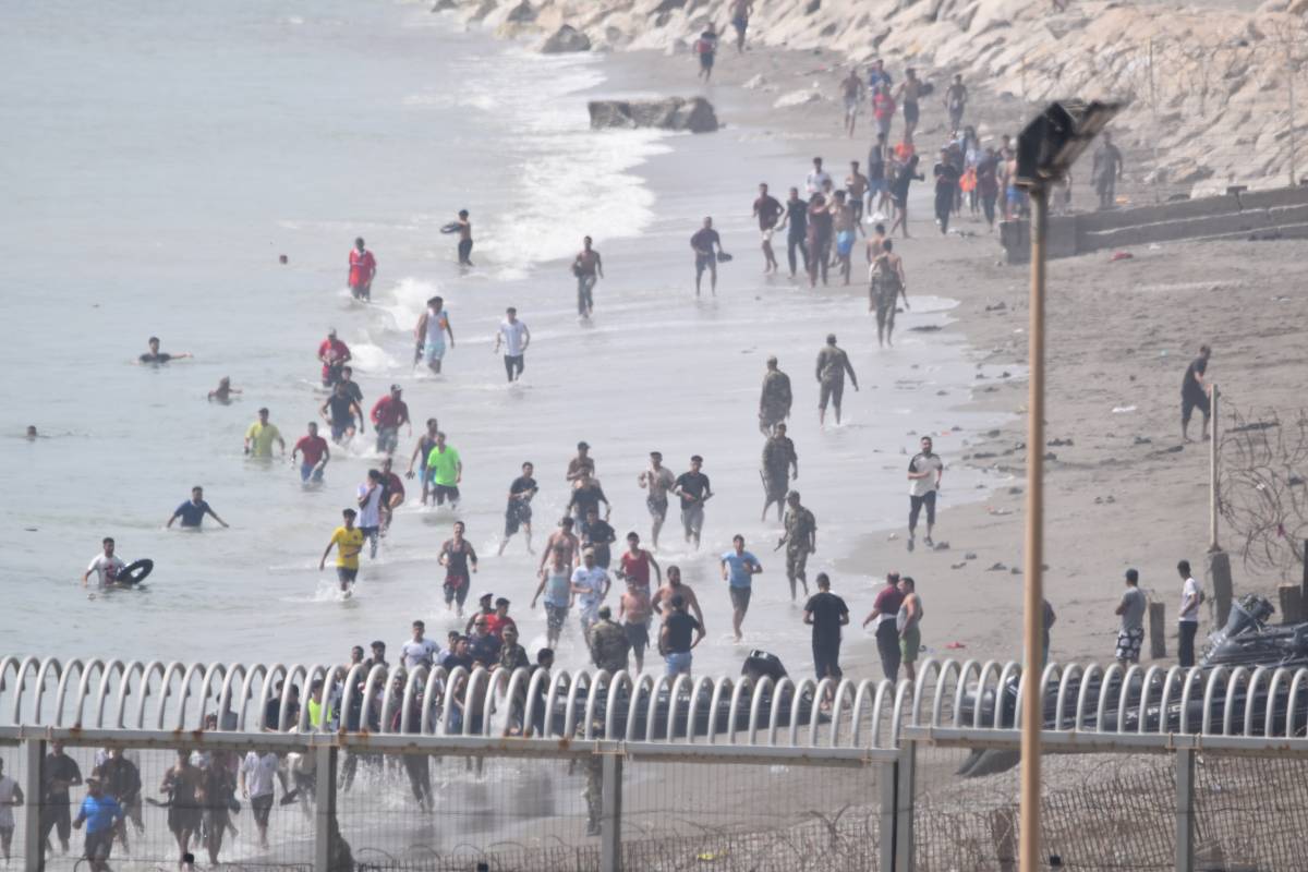 El govern espanyol envia l'exèrcit per regular el retorn de migrants a Ceuta