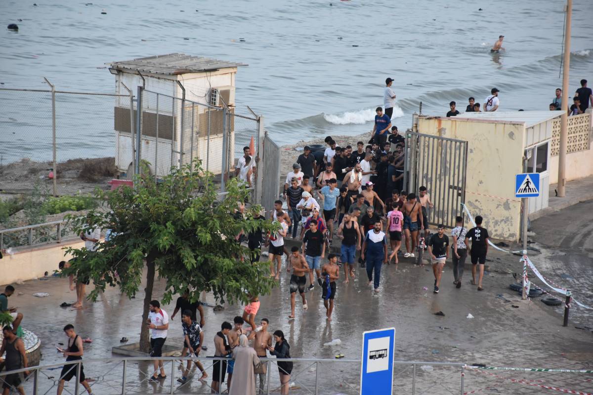 Espanya tanca la frontera amb el Marroc després d'una entrada en massa que provoca 18 morts a Ceuta