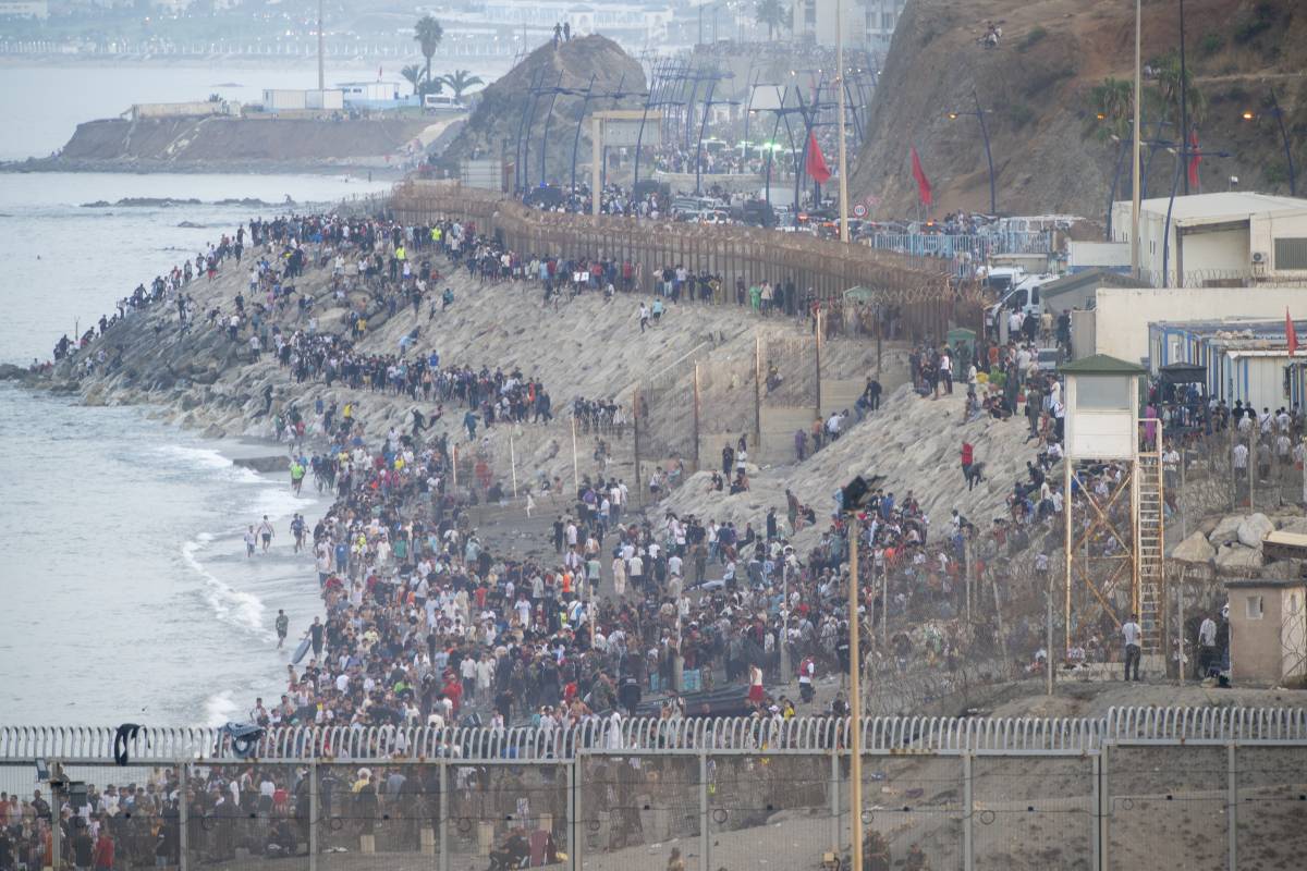 Espanya tanca la frontera amb el Marroc després d'una entrada en massa que provoca 18 morts a Ceuta