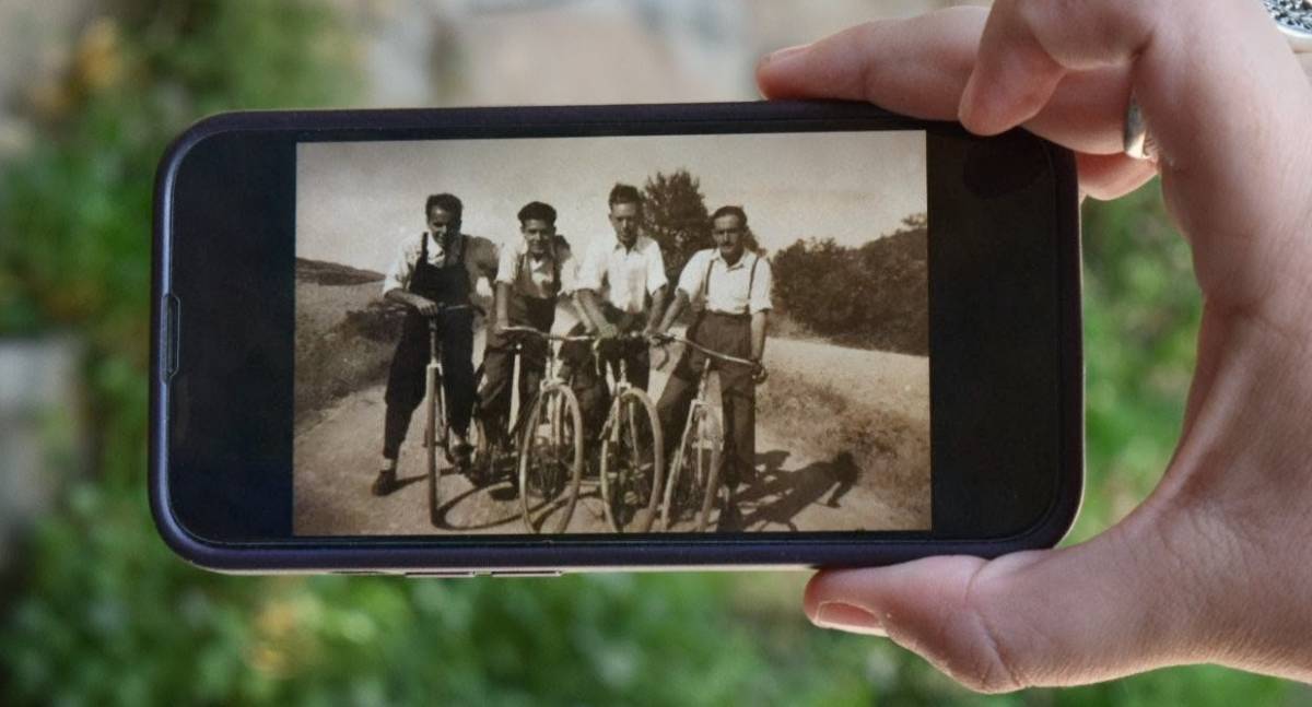 Lo vell dins de lo nou. Joves amb bicicletes pels encontorns del poble - Àlvar Llobet