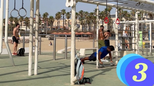 Un gimnàs a l'aire lliure davant el mar: «Fem esport i comunitat tot i la calor»