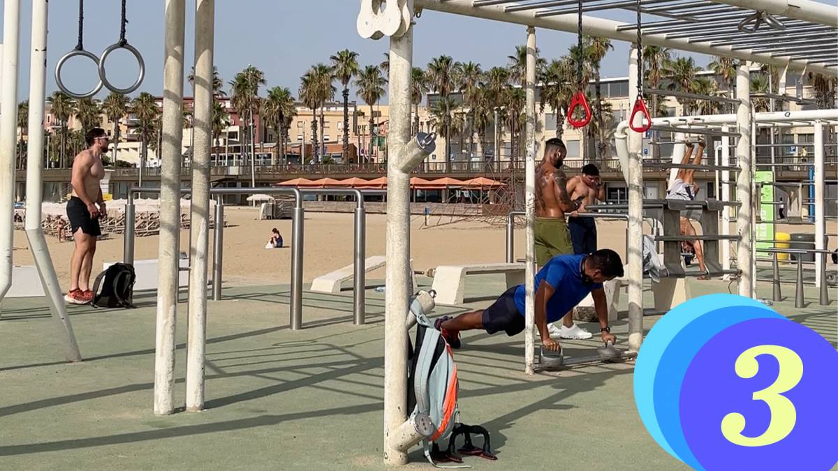 Un gimnàs a l'aire lliure davant el mar: «Fem esport i comunitat tot i la calor»