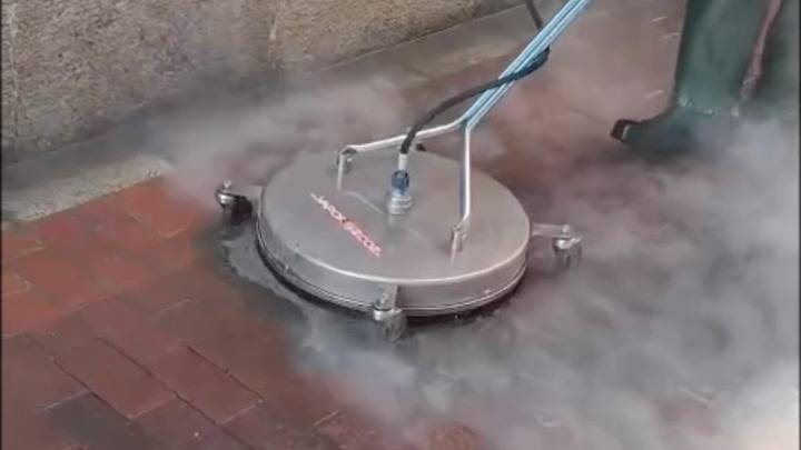 VÍDEO | La sorprenent neteja a vapor que ha renovat el centre de Terrassa: "Pensàvem que el terra era de dos colors"