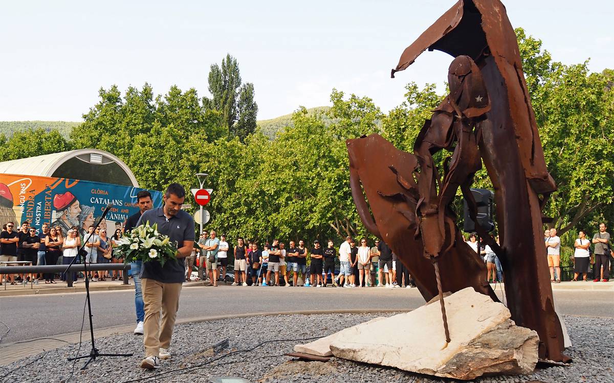 Centenars de persones reten homenatge a Pau Simon Garcia al Monument a la Mineria de Súria