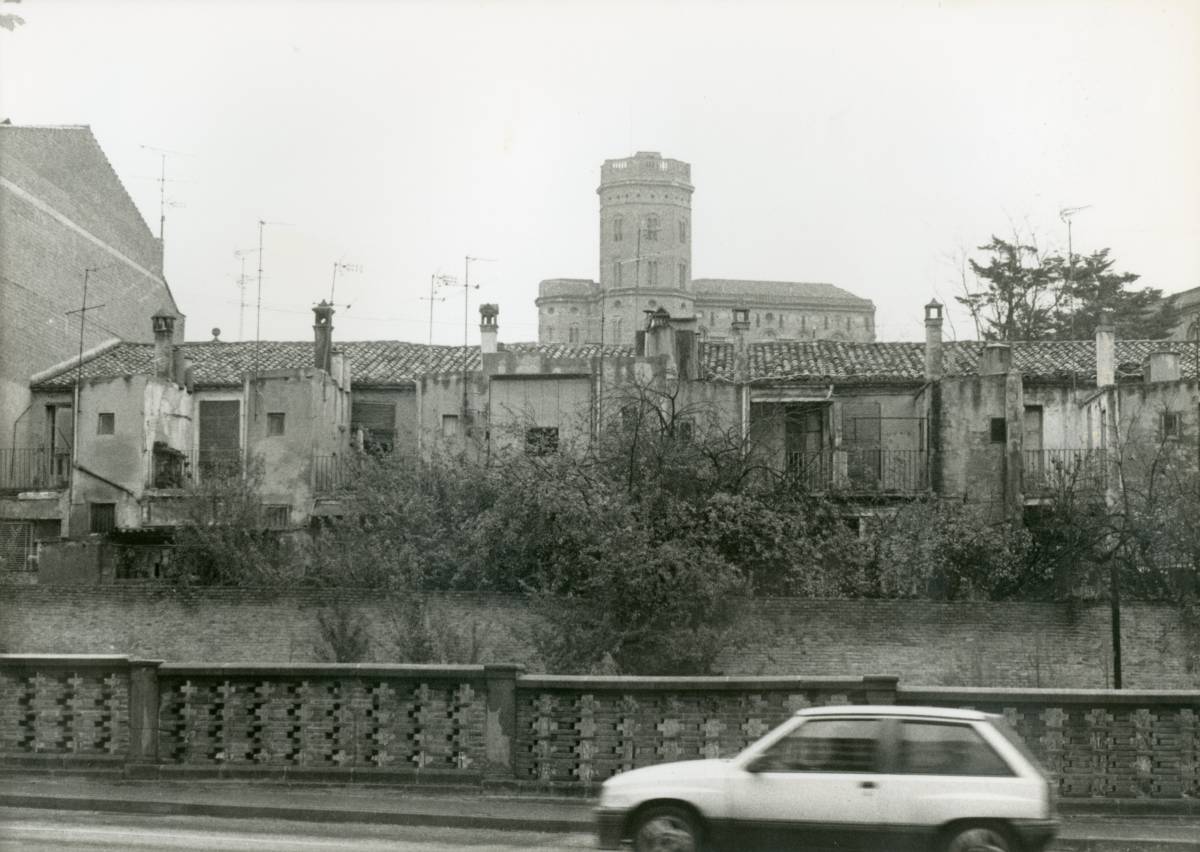 Una obra més nova i una torre que surt