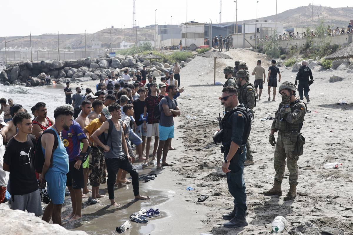 Itàlia compleix l'amenaça i tanca l'espai Schengen amb Espanya per la crisi de Ceuta