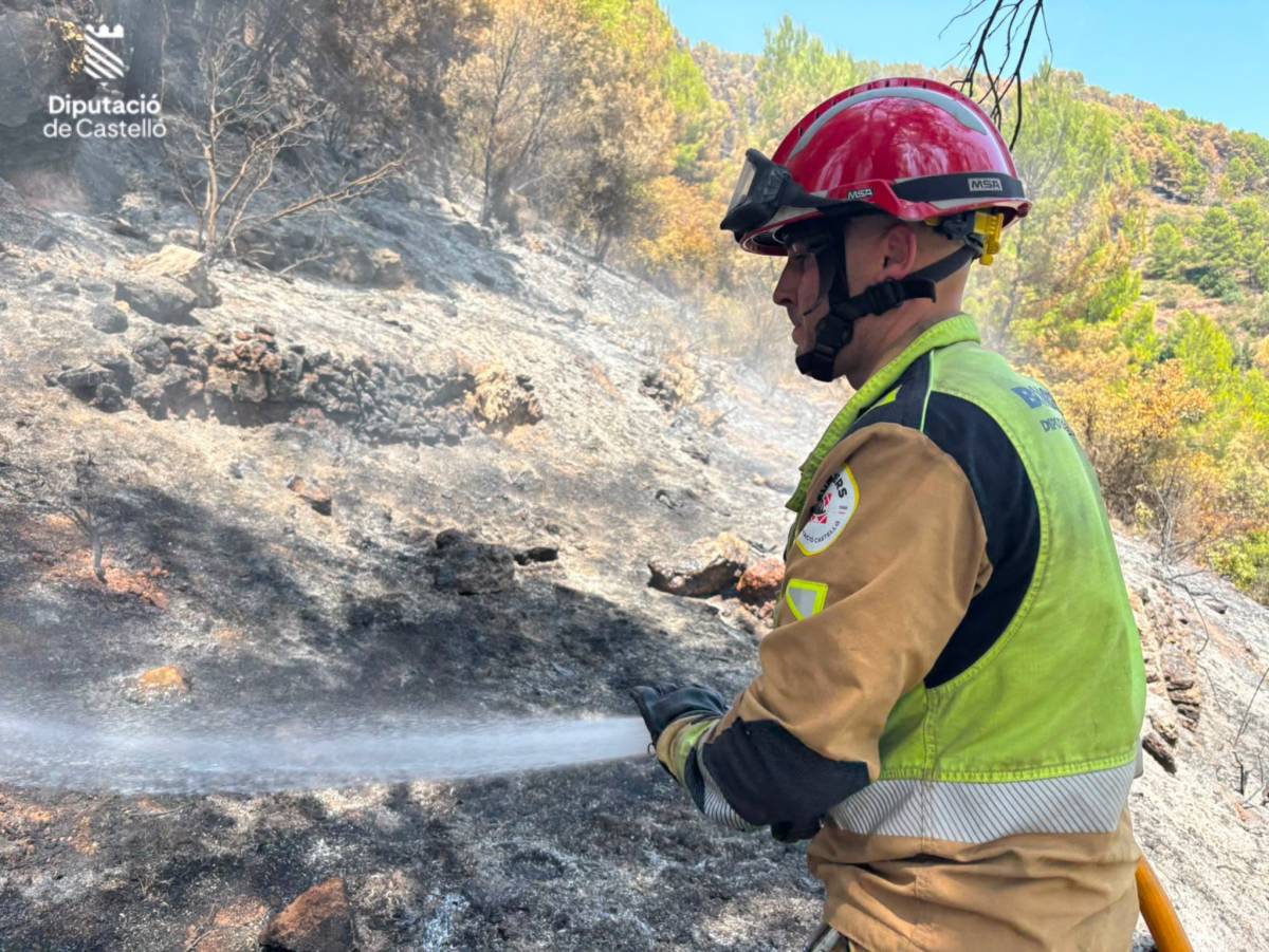 Els Bombers estabilitzen l'incendi de la Vall d'Uixó