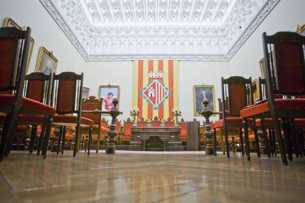 Polítics de vacances, i el mòbil a la mà