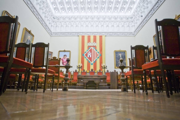 Polítics de vacances, i el mòbil a la mà