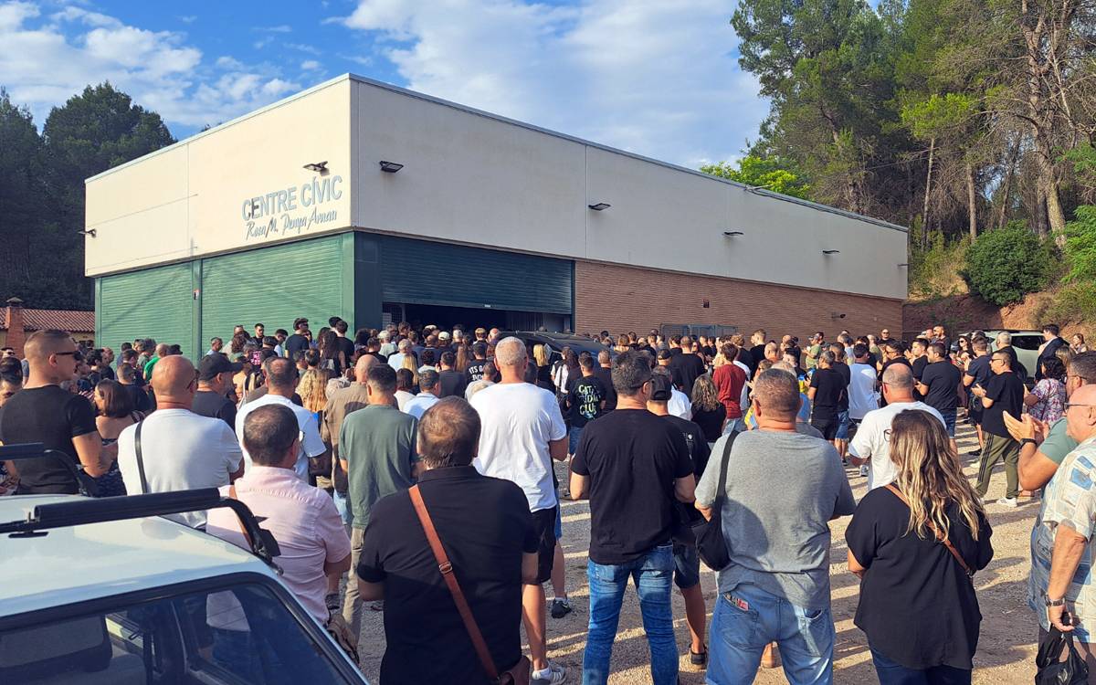 La major part dels assistents al funeral han hagut de seguir la cerimònia des de fora el centre cívic - Pere Fontanals