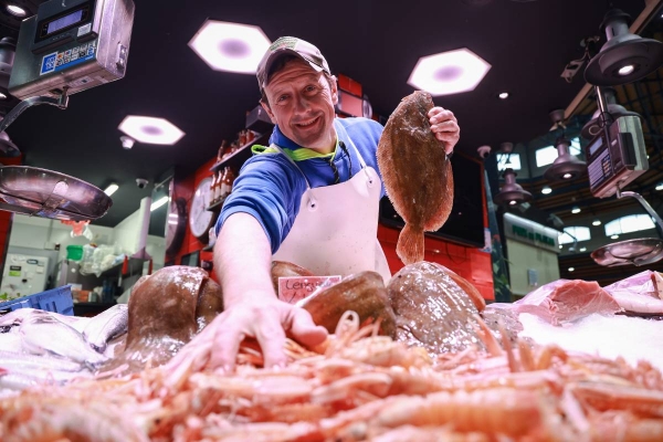 David Vallés, com un peix molt trempat a dins de l’aigua al Mercat Central
