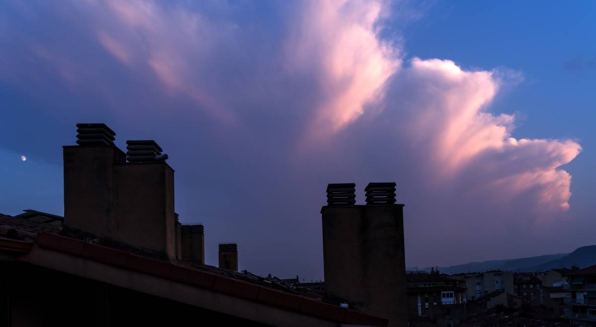 Còctel d'avisos del Meteocat: calor nocturna i tempestes intenses