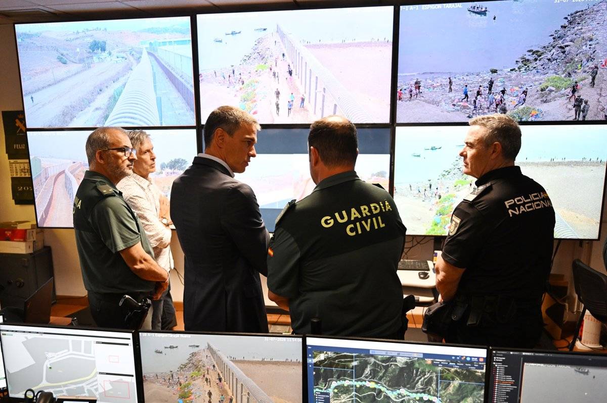Comença la instal·lació de la barrera de contenció marítima a la frontera a Ceuta