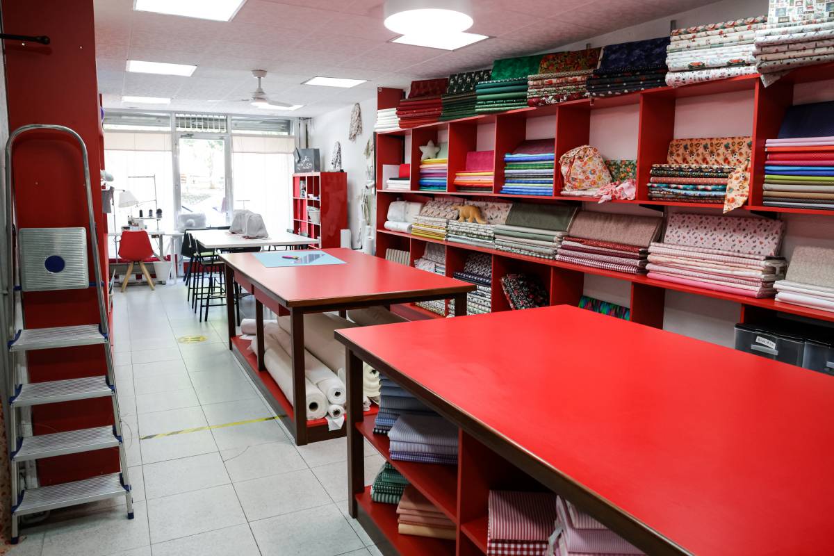 Espai on es realitzen els tallers de costura organitzats per la Mayte - LLUÍS CLOTET