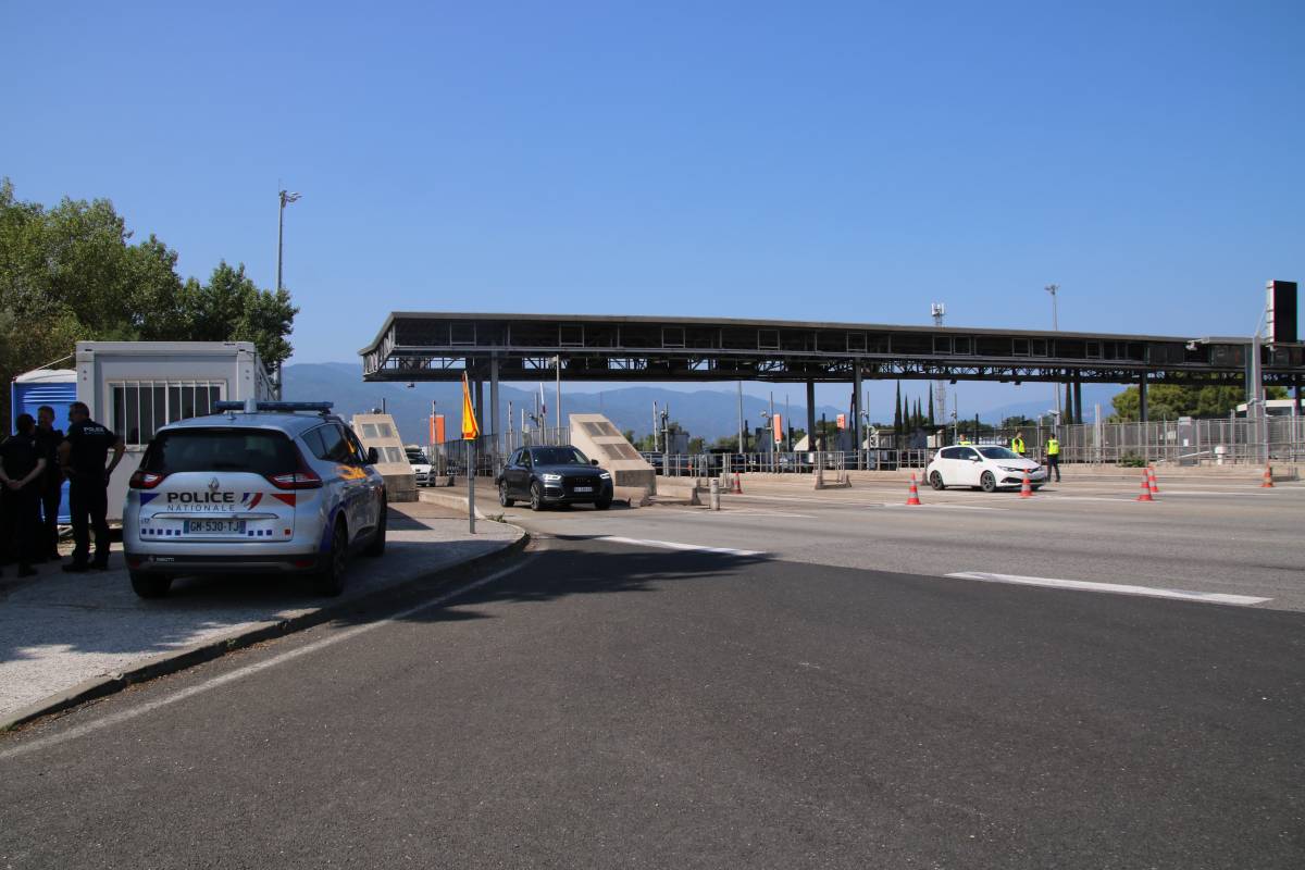 Normalitat a la frontera francesa malgrat l'anunci de reforçar els controls per la crisi de Ceuta