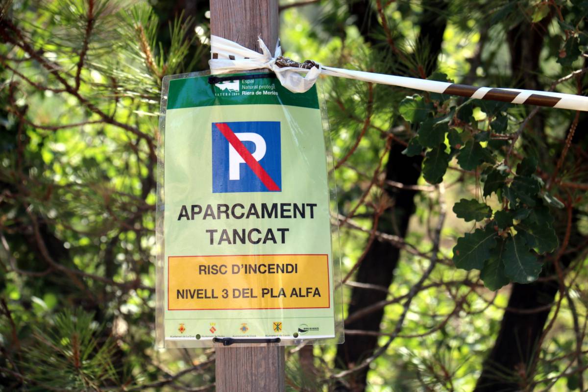 El risc extrem d'incendi obliga a tancar tots els aparcaments i mantenir prohibit el bany a la riera de Merlès