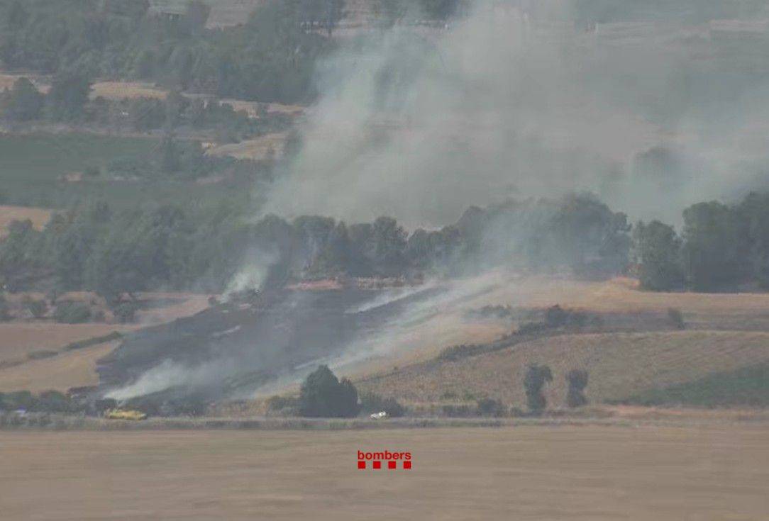 Estabilitzat l'incendi agrícola de Montblanc que ha obligat a tallar la TV-2421