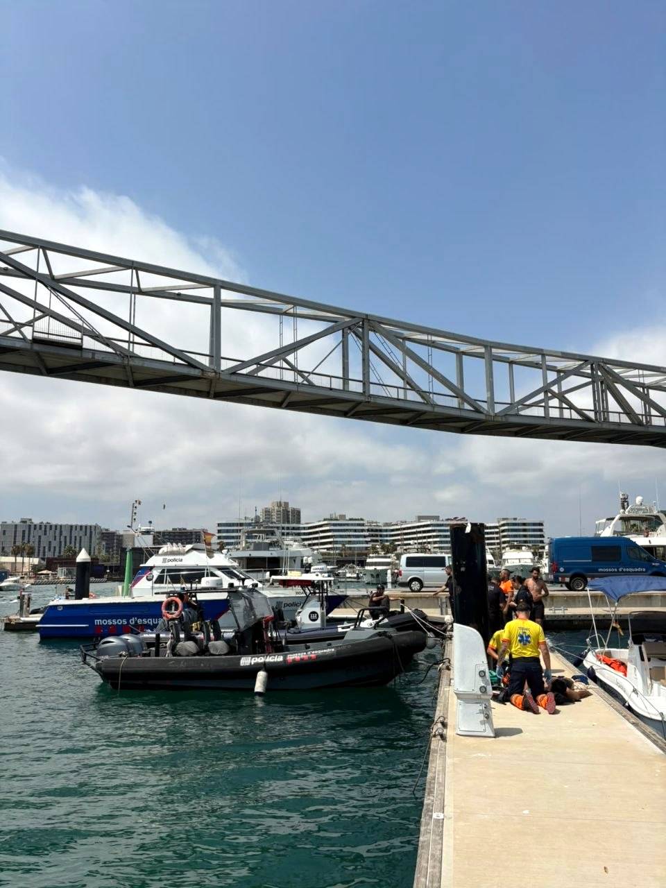 Ferit greu un home després de caure d'un vaixell i tallar-se amb l'àncora al litoral de Barcelona