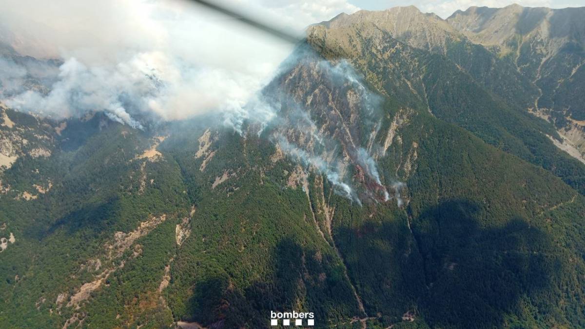 L'incendi de Senet ja ha cremat 44 hectàrees i amenaça el parc nacional
