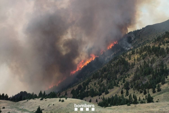 L'incendi de Senet ja afecta la zona perifèrica del parc nacional d'Aigüestortes