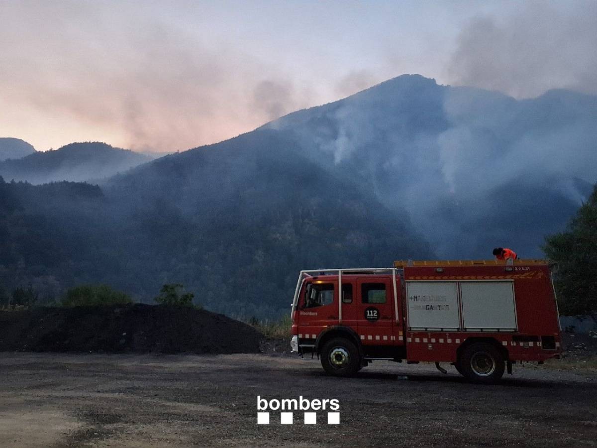 L'incendi de Senet ja afecta la zona perifèrica del parc nacional d'Aigüestortes