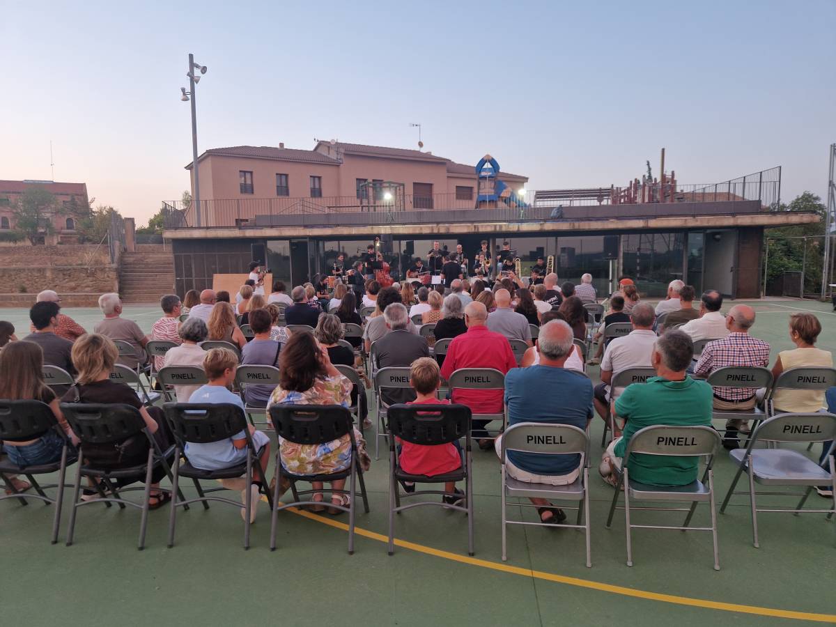 Sant Climenç de Pinell vibra amb una nit de swing i quasi un centenar d’assistents