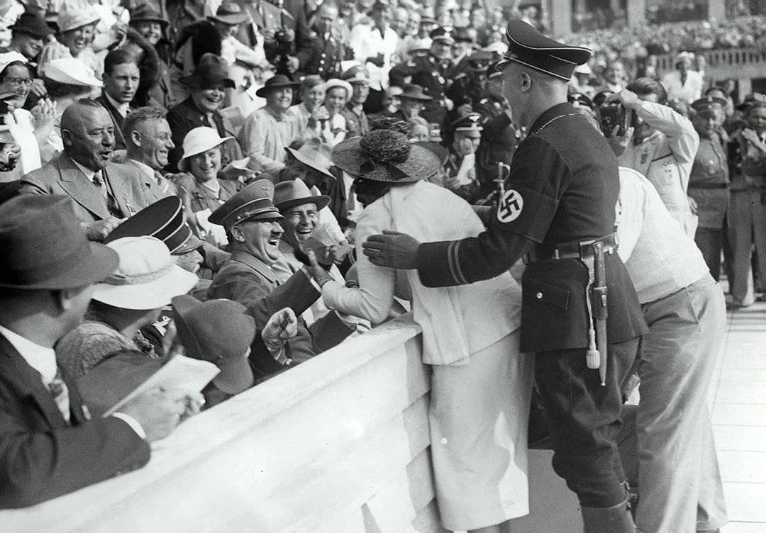 Hitler és saludat durant la celebració de la cerimònia inaugural dels Jocs Olímpics de Berlín de 1936