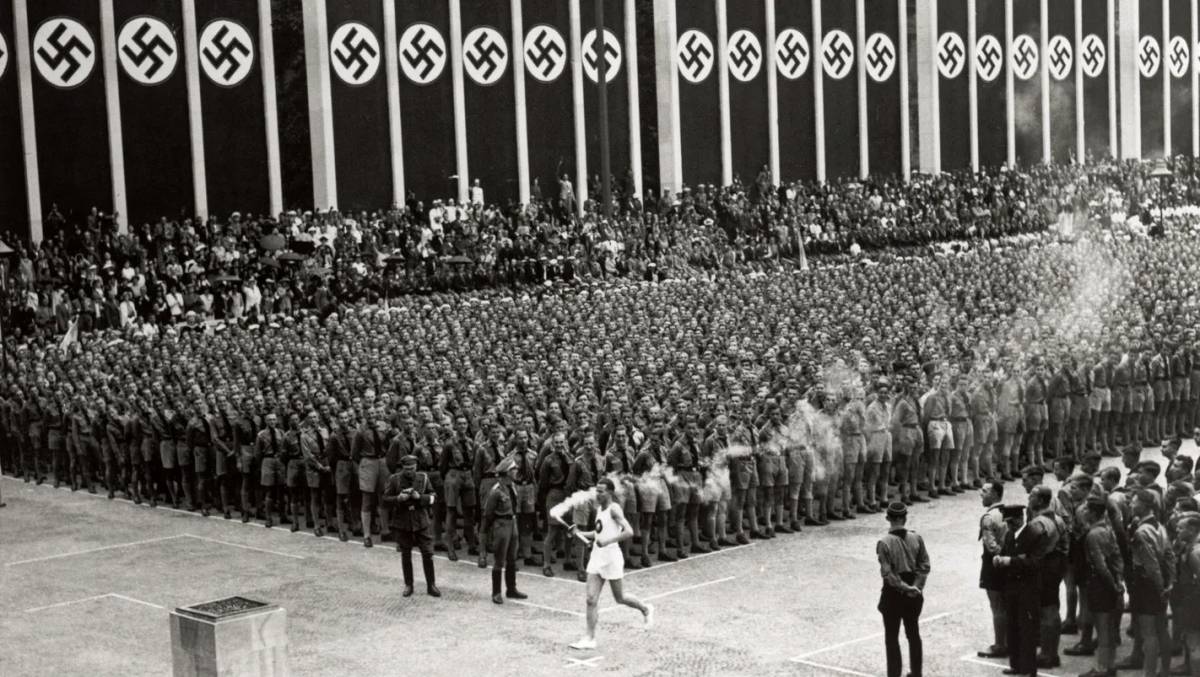 La torxa olímpica arriba a un estadi Olímpic de Berlín completament engalanat amb símbols nazis durant la cerimònia