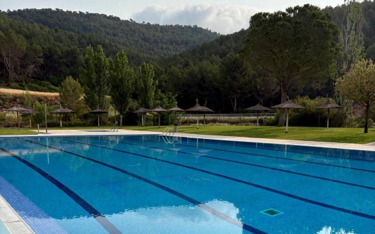 Mor un home de 73 anys a la piscina municipal de Jorba
