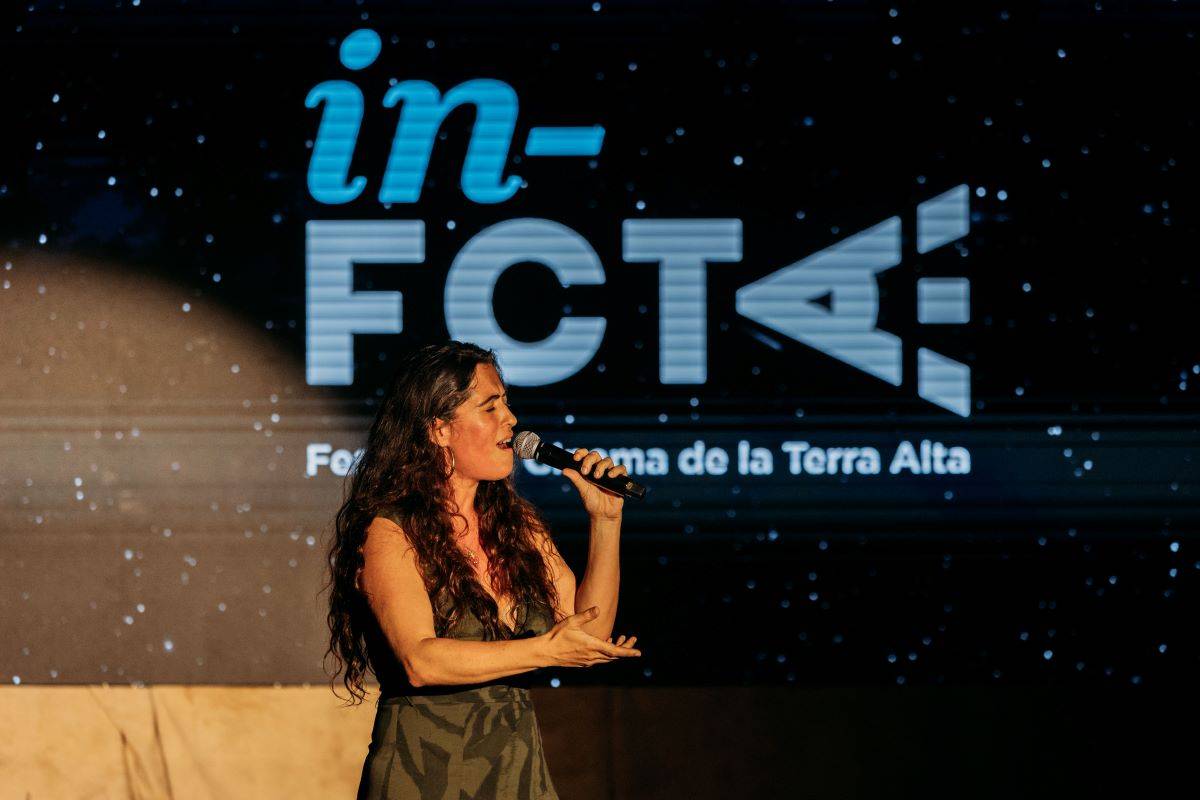 Sílvia Pérez Cruz, en la seua interpretació a cappella a Bot. - Cristina Sabaté (Sall Fotografia) Sílvia Pérez Cruz, en la seua interpretació a cappella a Bot.